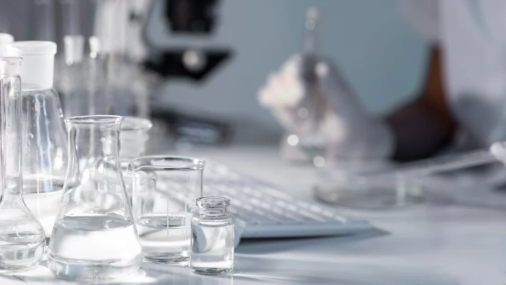 1-close-up-blurry-researcher-holding-glassware
